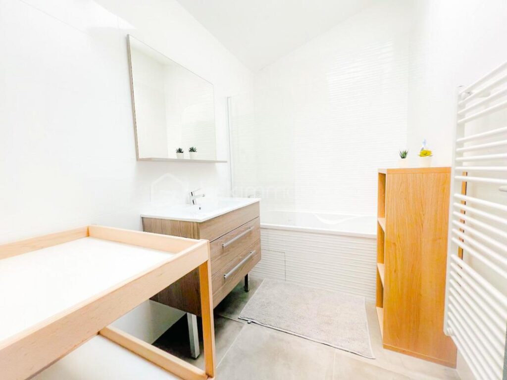 RARE – COMME UNE MAISON – DUPLEX T4 avec TERRASSE – 2 PARKING PRIVATIFS – POSSIBLE GARAGE EN SUS – AU CALME – VUE DEGAGEE – 4 pièces – 3 chambres – 93 m²