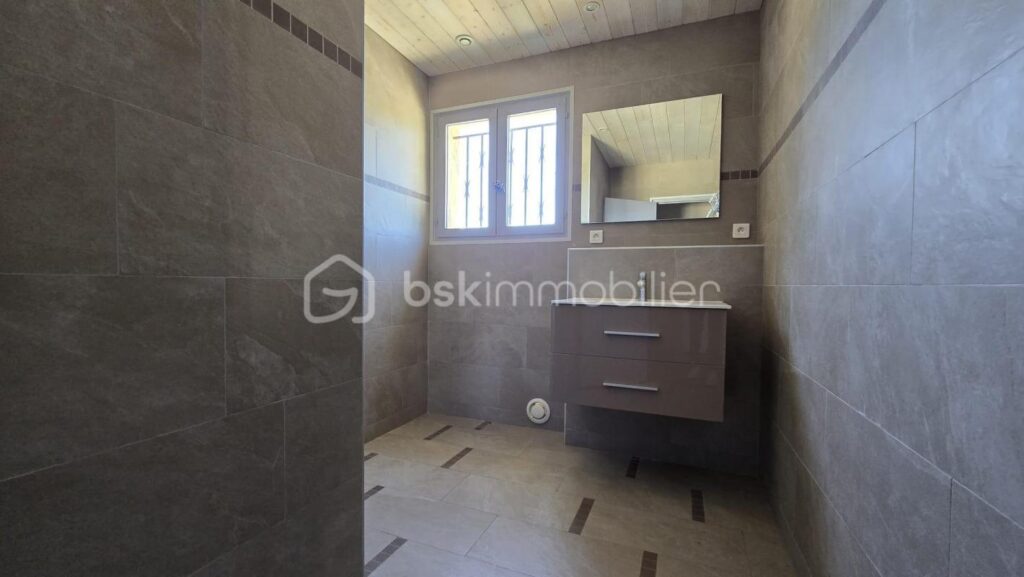 Grande maison divisée en deux appartements avec PISCINE ET VUE IMPRENABLE – 7 pièces – 5 chambres – 223 m²