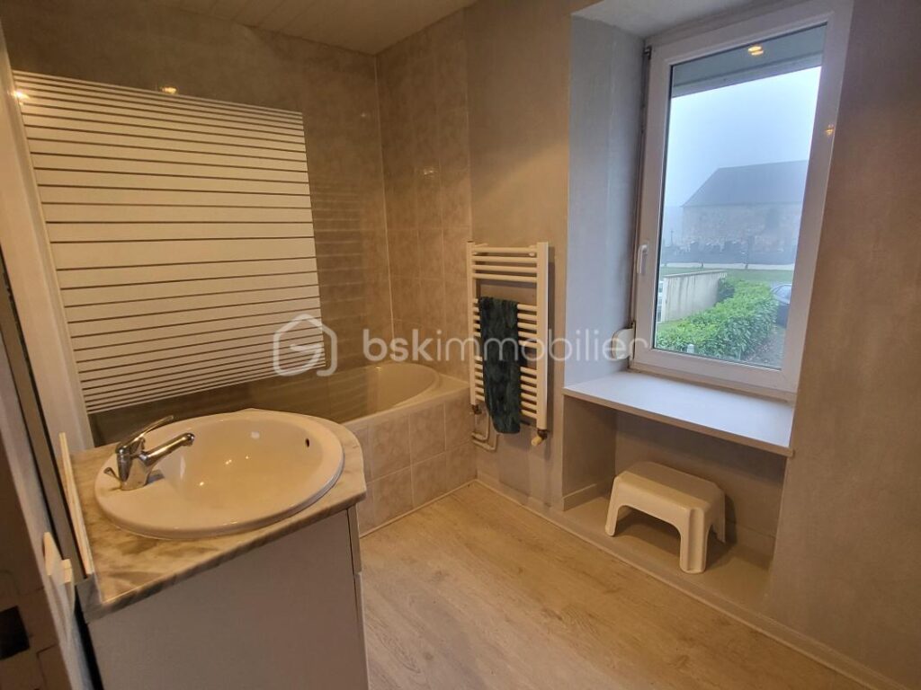 PROCHE VILLEDIEU-LES-POÊLES & A84 – MAISON DE STANDING AVEC PISCINE – 5 pièces – 4 chambres – 140 m²