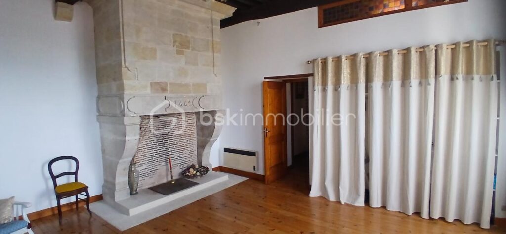 Maison Tour Historique – 4 pièces – 3 chambres – 120 m²