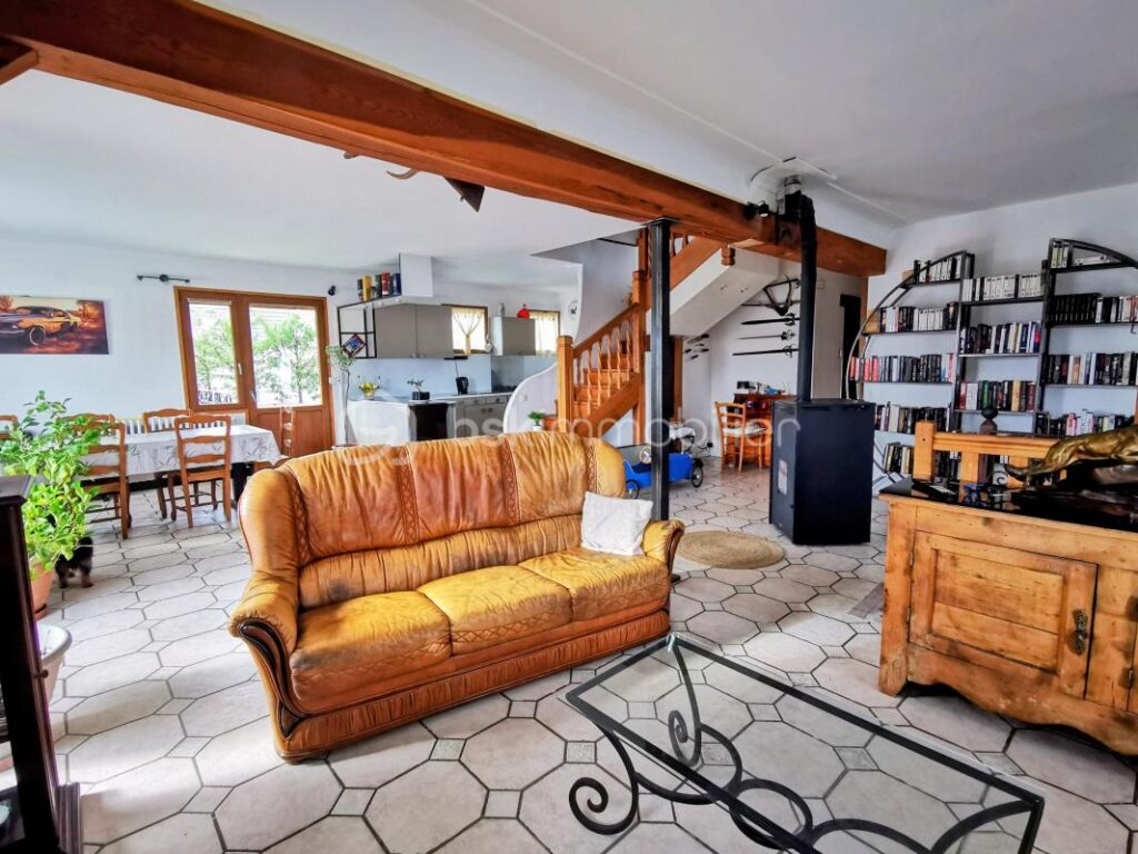 LA MURE SUD (38350) – VUE SUR L’OBIOU – Sur une parcelle de 1 380m², Grande MAISON FAMILIALE de 222 m² + 229 m² de dépendances – 10 pièces – 5 chambres – 222 m²