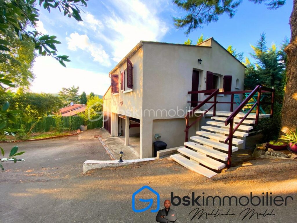 Maison d’Exception à Saint-Privat-des-Vieux – 7 pièces – 4 chambres – 175 m²