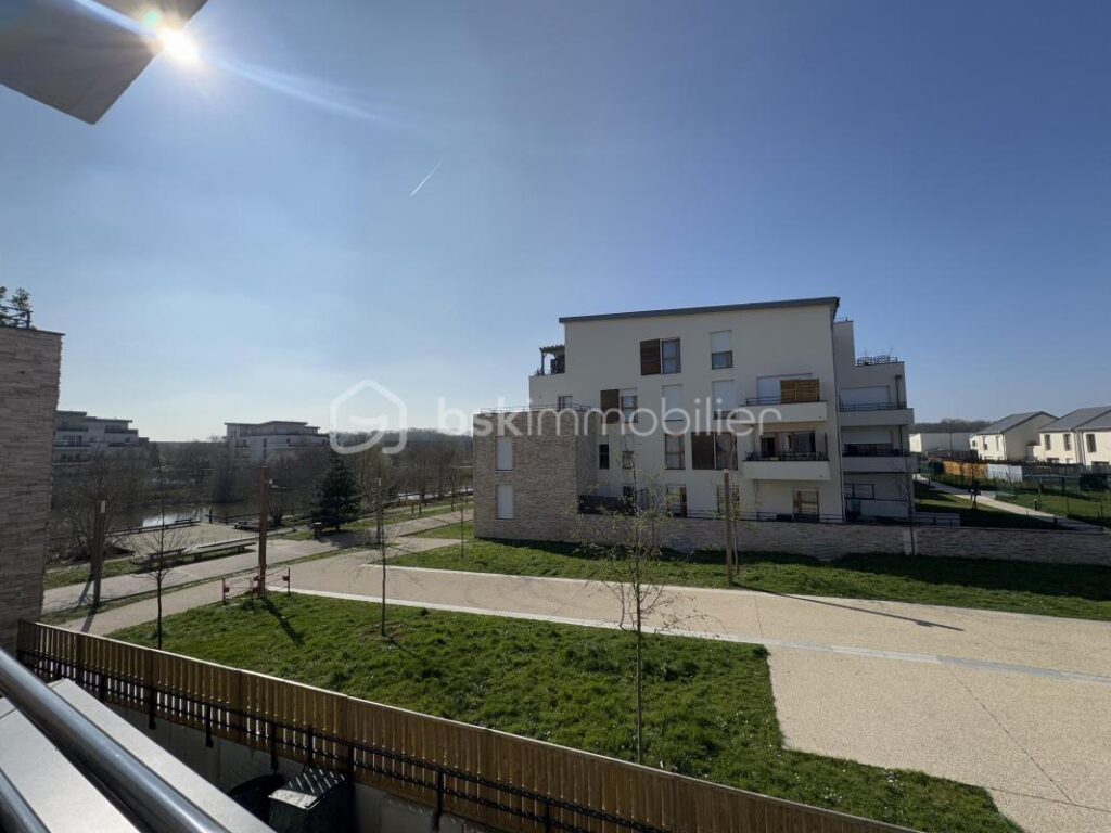 Charmant T2 de 42 m² avec vue imprenable sur le canal – Quartier prisé de la Croix-Bonnet à Bois-d’Arcy – 2 pièces – 1 chambre – 41 m²