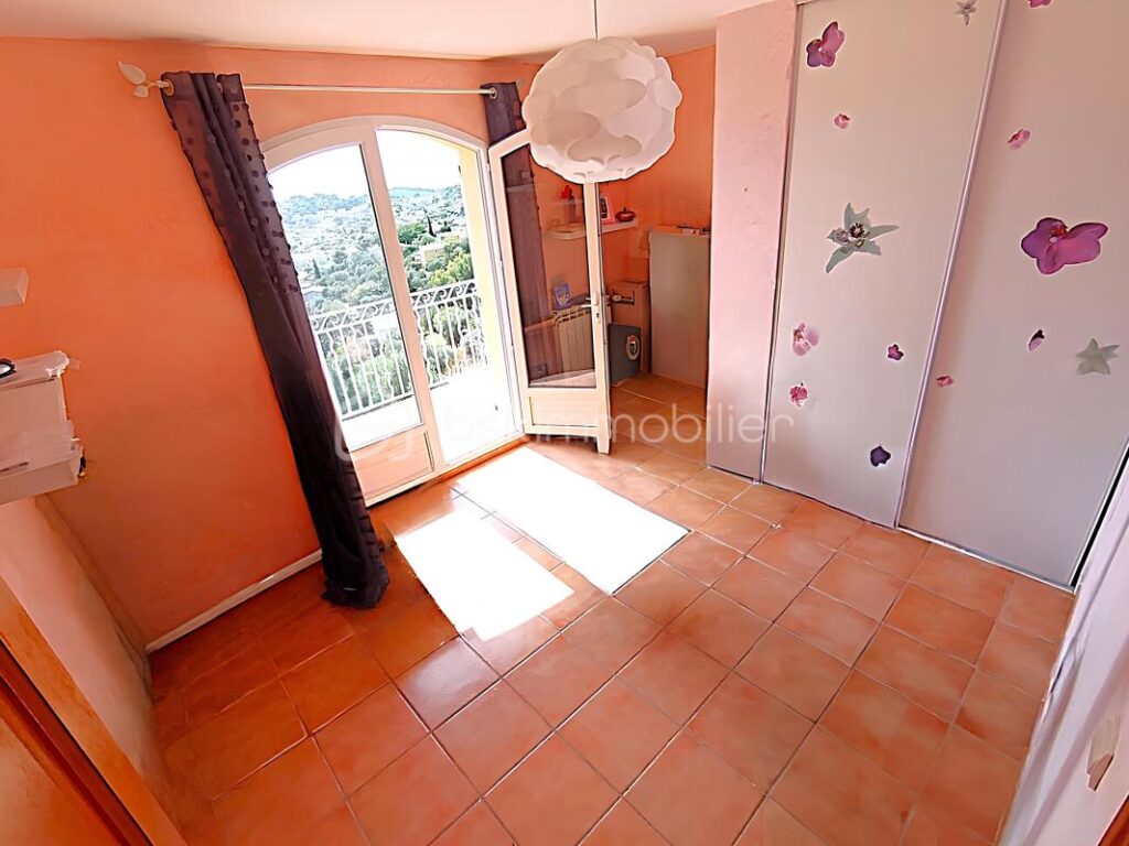 À VENDRE –EXCEPTIONNELLE VILLA 9 PIÈCES 225 M² ET 1 662 M² DE TERRAIN – PISCINE À DÉBORDEMENT– GARAGE– JARDIN – 5 CHAMBRES – BUREAU – T2 INDÉPENDANT– VUE PANORAMIQUE COLLINES ET MER– SANS VIS-À-VIS – PROCHE CENTRE-VILLE OLLIOULES – LA COURTINE – 945 000 € – 9 pièces – 5 chambres – 225 m²