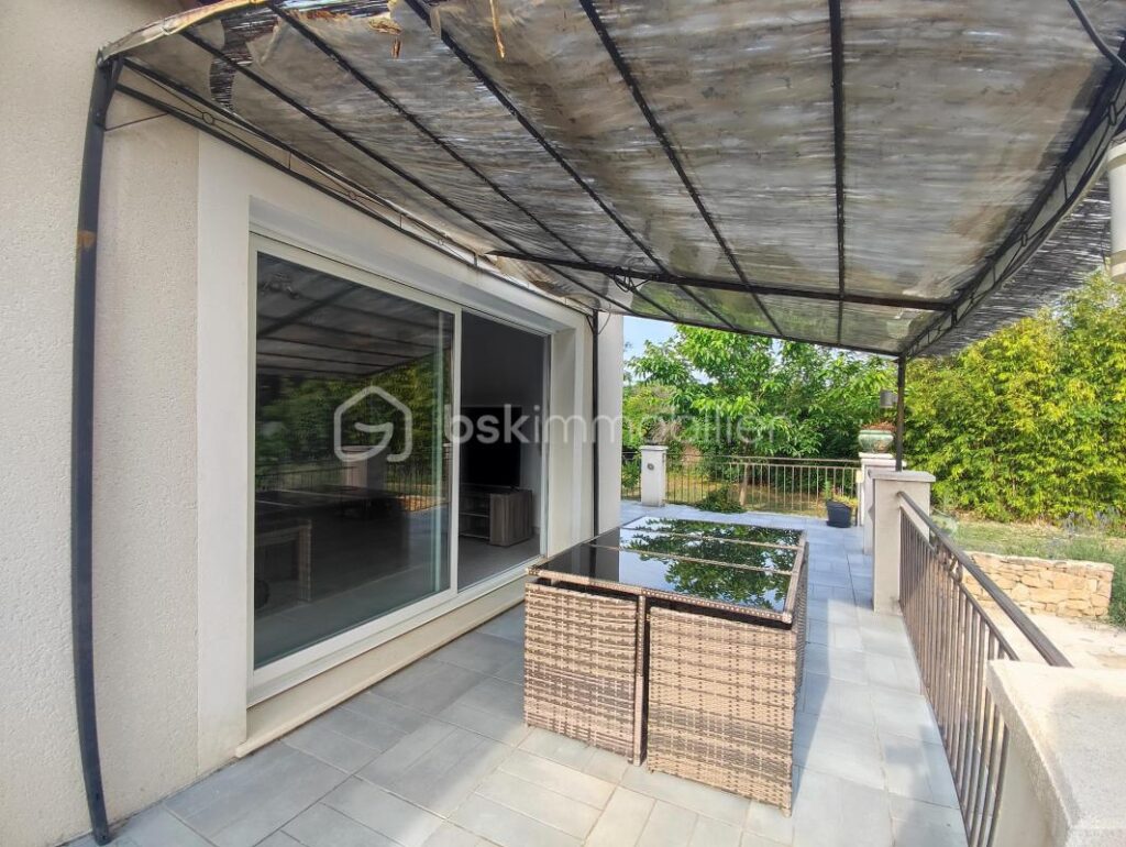 Plain-pied de 2010 avec piscine – 5 pièces – 3 chambres – 100 m²