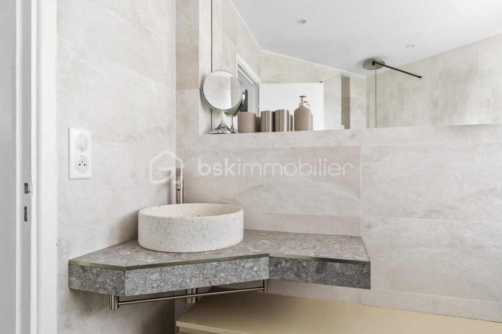 4 PIÈCES TRAVERSANT AVEC BALCON FILANT – ÉTAGE ÉLEVÉ – LUMINEUX ET FONCTIONNEL – COURBEVOIE MARCEAU / SÉBASTOPOL – 4 pièces – 2 chambres – 88 m²