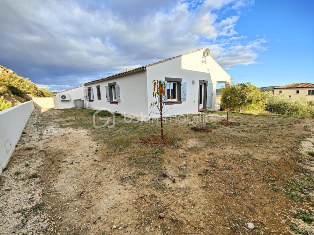 MONTREDON DES CORBIÈRES – Maison de PLAIN PIED de 90 m² sur 580m² de parcelle avec très belle vue – 4 faces – GRANDE PIÈCE A VIVRE MODERNE – 3 chambres – Climatisation réversible – double vitrage – Garage – Piscinable – 4 pièces – 3 chambres – 90 m²
