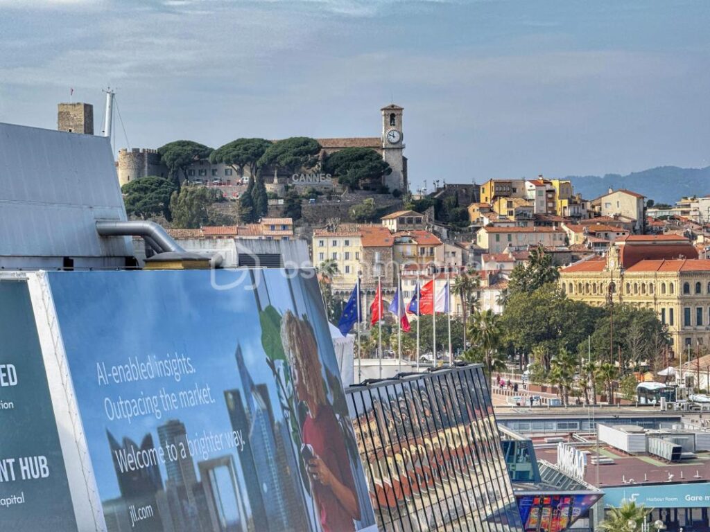 CANNES CROISETTE – APPARTEMENT 2 PIECES – 53M² – TERRASSE 12M² – VUE MER ET PALAIS DES FESTIVALS – PARKING – 2 pièces – 1 chambre – 49 m²