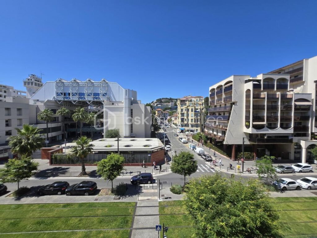 Baisse de prix 313950€ Appartement lumineux avec double balcon et vue mer en cœur urbain – 2 pièces – 1 chambre – 55 m²