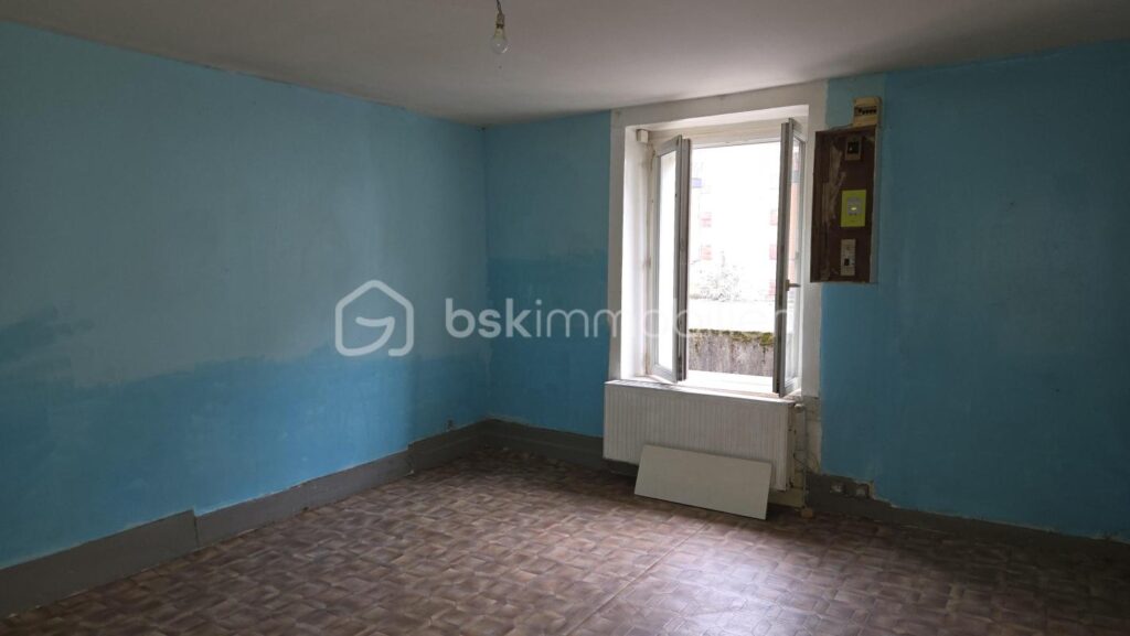 Bogny-sur-Meuse : Ensemble immobilier polyvalent divisé en 2 maisons avec belle vue dégagée sur la Meuse – 7 pièces – 4 chambres – 126 m²