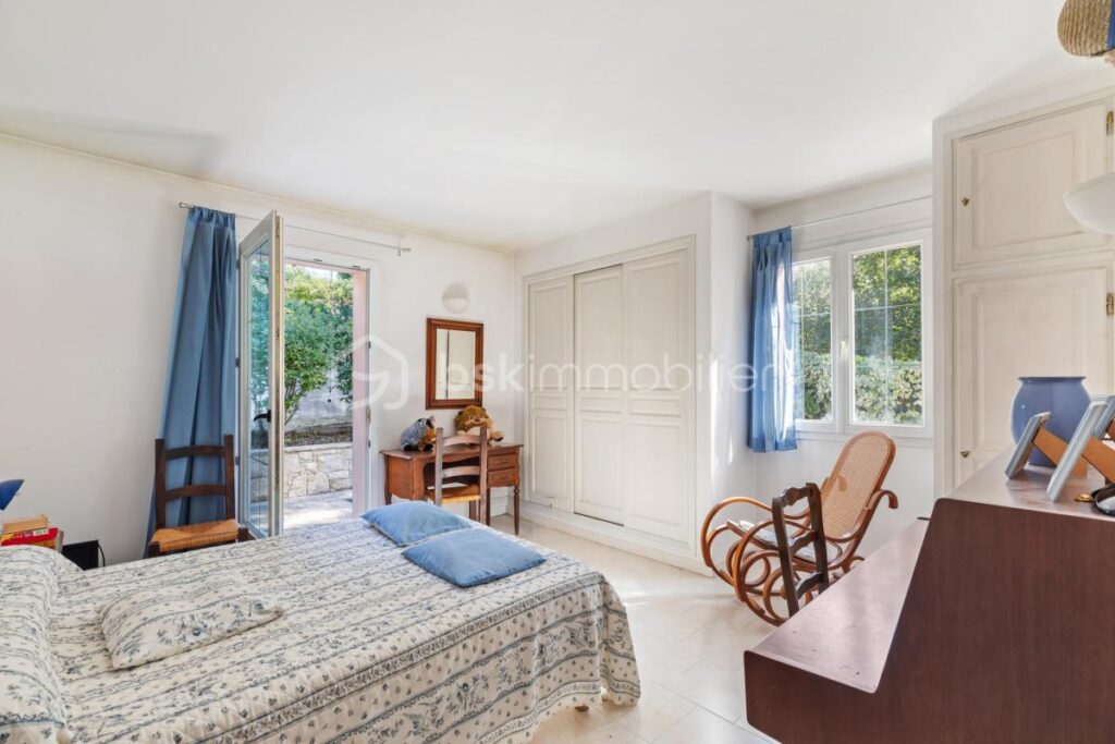 LA COLLE-SUR-LOUP – QUARTIER MONTFORT – VILLA 5 PIECES AVEC VUE DÉGAGÉE ET GRAND TERRAIN PISCINABLE – 5 pièces – 4 chambres – 167 m²