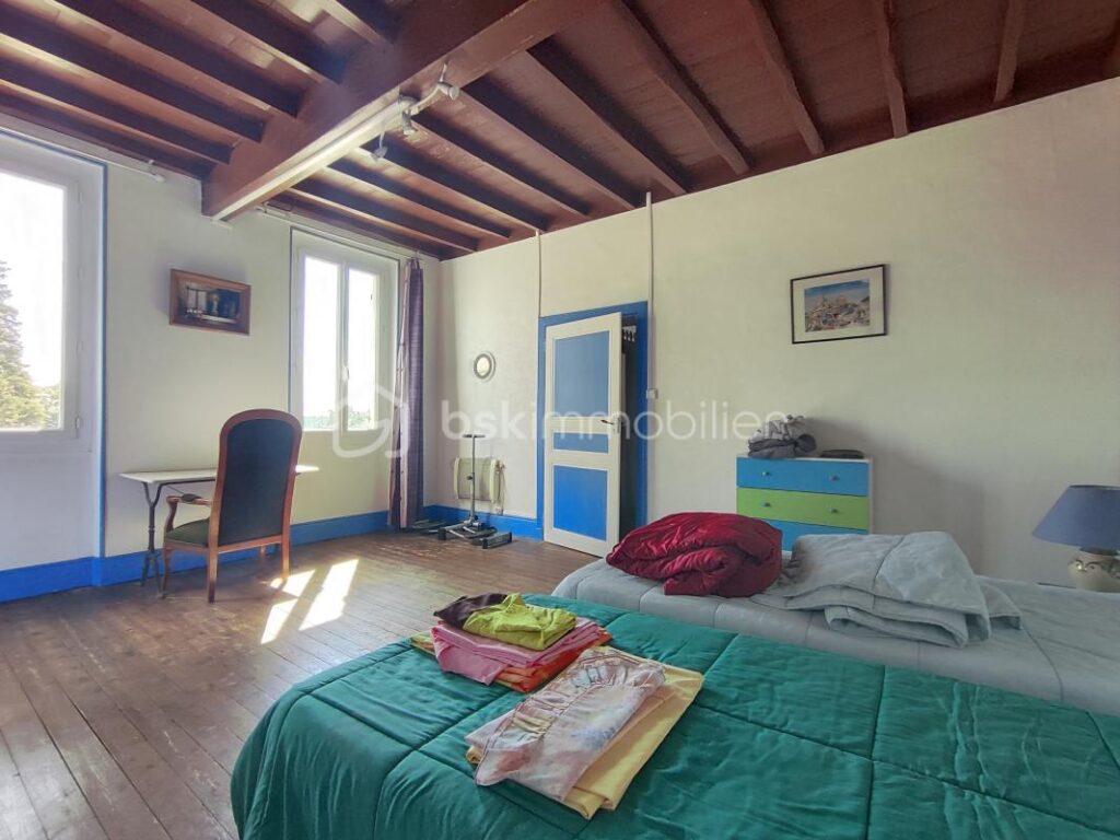 MAISON AVEC PISCINE ET GRAND TERRAIN – 7 pièces – 3 chambres – 200 m²