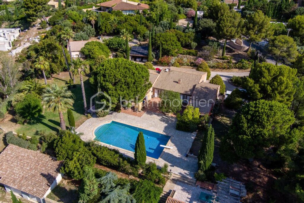 Magnifique propriété avec maison principale, dépendance et maison de gardien – Potentiel d’agrandissement – 11 pièces – 7 chambres – 350 m²