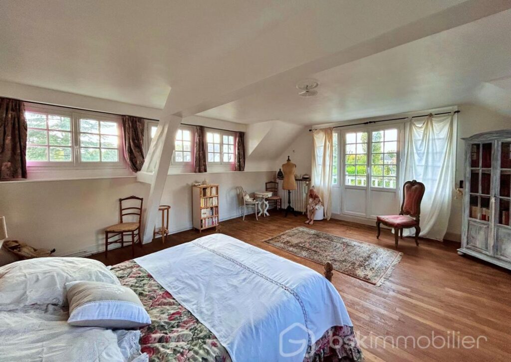 Magnifique propriété de charme du milieu XIXème, offrant 3 maisons pour une surface habitable de 487m2 au total – NR pièces – 12 chambres – 487 m²