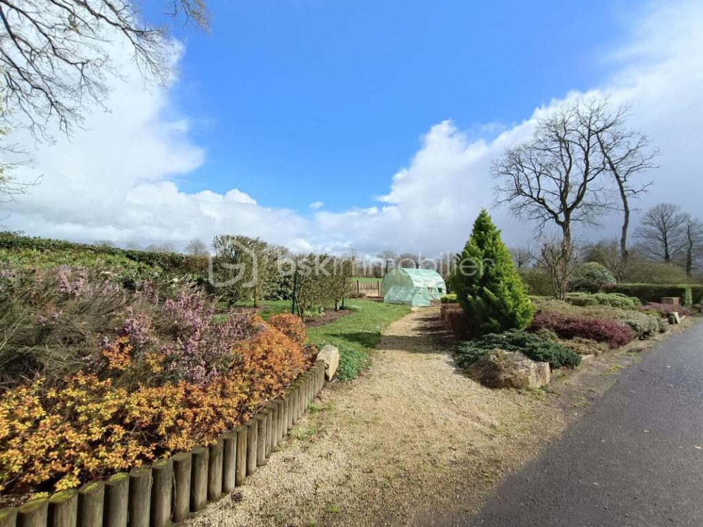 Maison 13 pièces 240m² – 13 pièces – 6 chambres – 240 m²