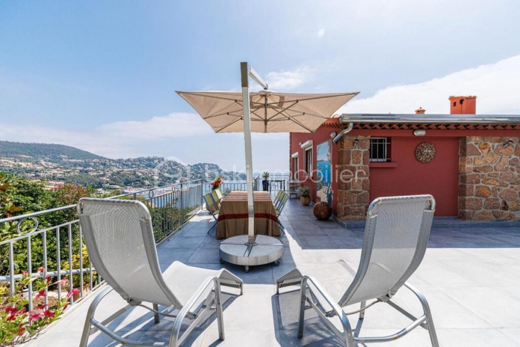 Superbe Maison rénovée de 219m2, 5 pièces, 4 chambres – Quartier du Trayas – 5 pièces – 4 chambres – 219 m²