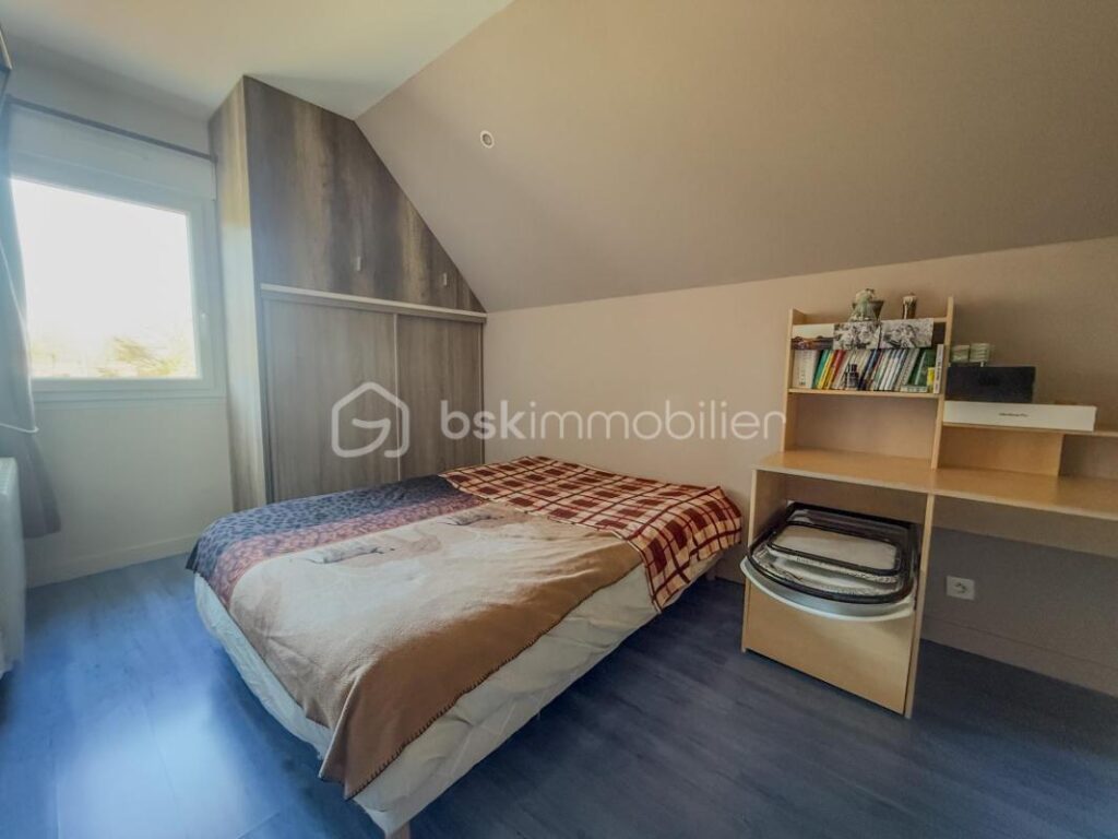 A SEULEMENT 5 KILOMÈTRES DE PONT L’ÉVÊQUE ET 15 KILOMÈTRES DE LA CÔTE FLEURIE, MAISON AU CALME, CADRE VERDOYANT – 4 pièces – 3 chambres – 96 m²