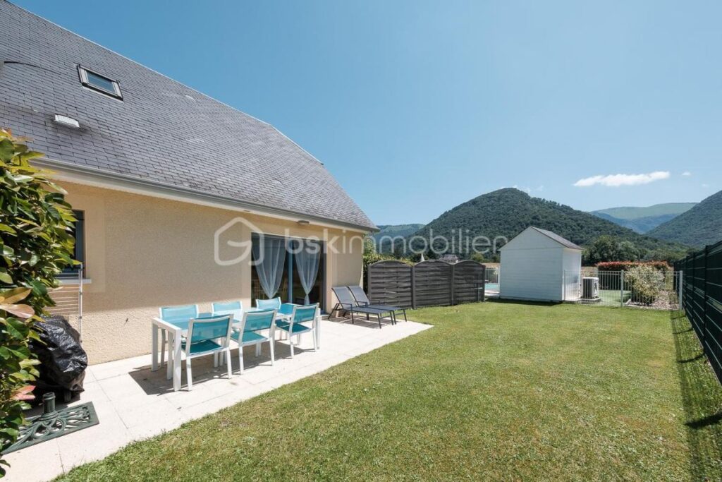 ENSEMBLE IMMOBILIER DE CHARME – 2 MAISONS FAMILIALES + 2 GÎTES – VUE PYRÉNÉES – TERRAIN 4500m² – 10 MIN de LOURDES – 16 pièces – 12 chambres – 410 m²