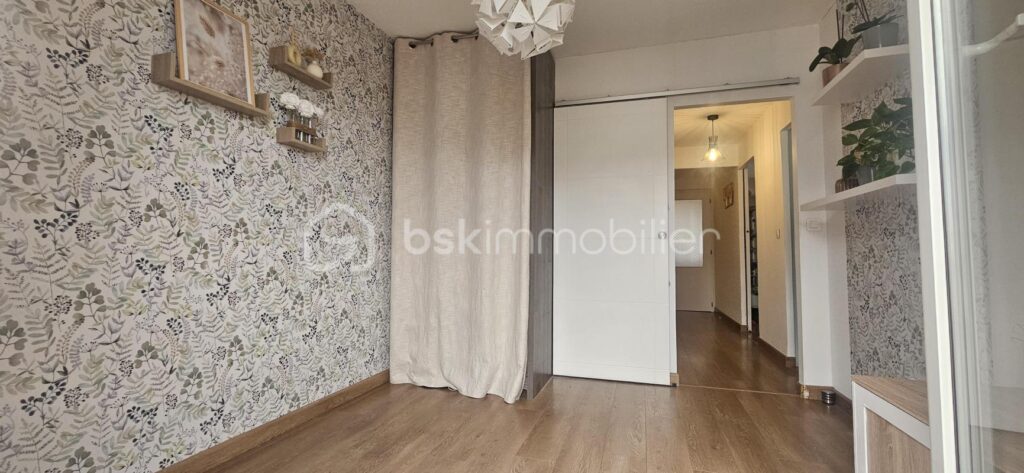Echirolles – Quartier La Commanderie : Magnifique T4 transformé en T3 – Vue dégagée – Terrasse + Balcon – Résidence fermée – 4 pièces – 3 chambres – 70 m²