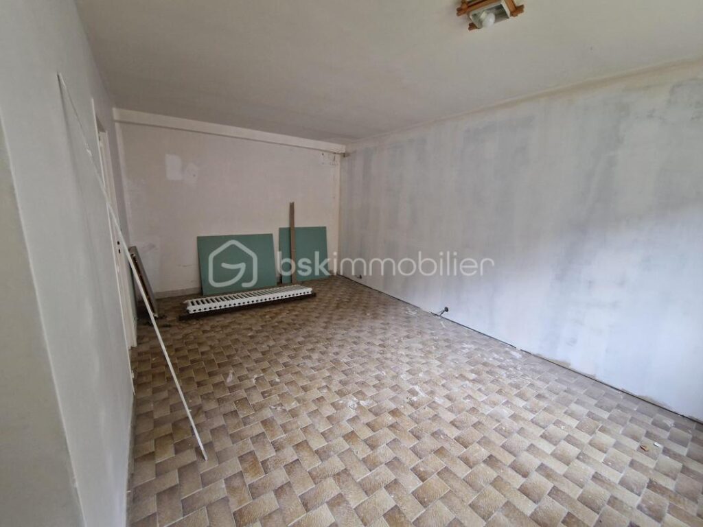 Superbe maison de 167m² sur 2 niveaux à finir de rénover!! Un terrain de 2825m² et une source.. Une grange attenante – 6 pièces – 4 chambres – 167 m²