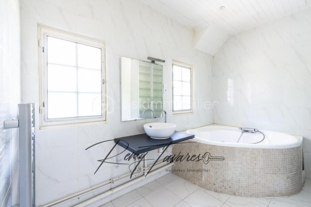 Maison de 185 m2 avec un terrain de 1300 m2 – 6 pièces – 3 chambres – 185 m²