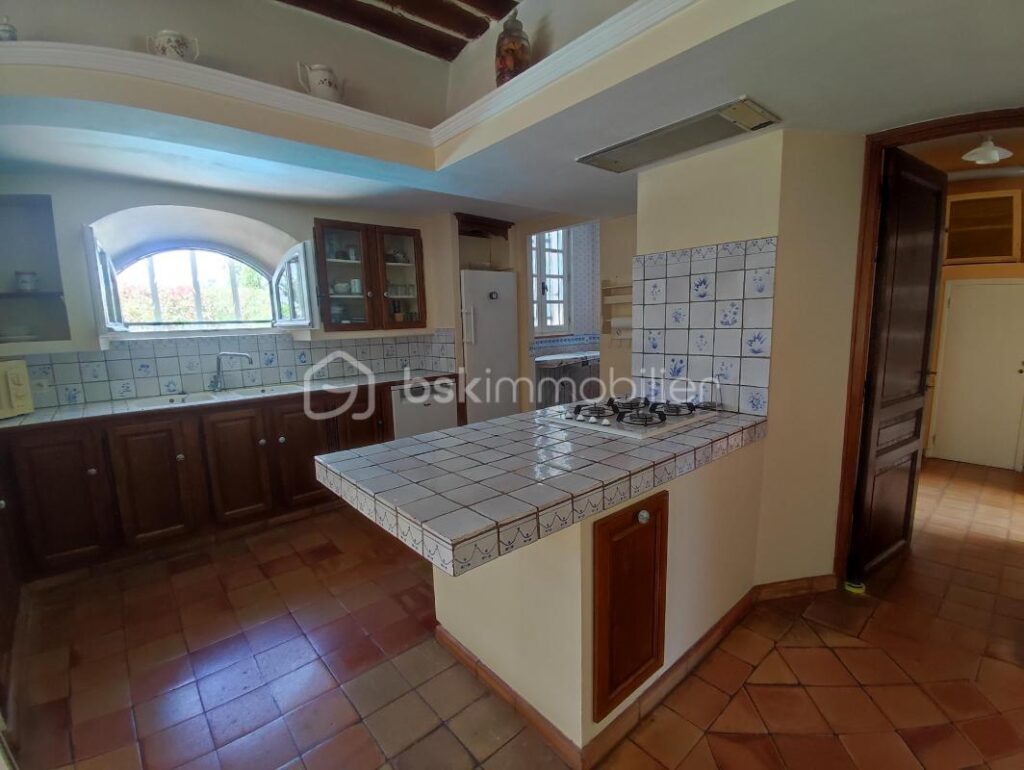 Villa d’architecte avec piscine, garage et plus de 16000km de terrain – 5 pièces – 3 chambres – 150 m²