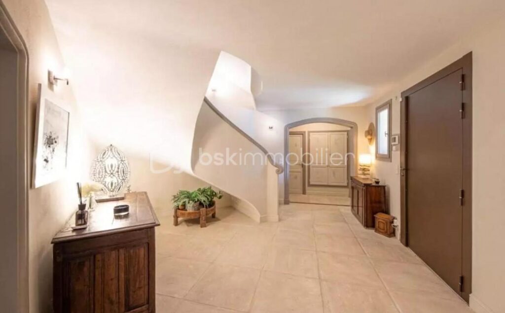 Saint Paul de Vence belle propriété au calme 6 chambres – 10 pièces – 6 chambres – 490 m²