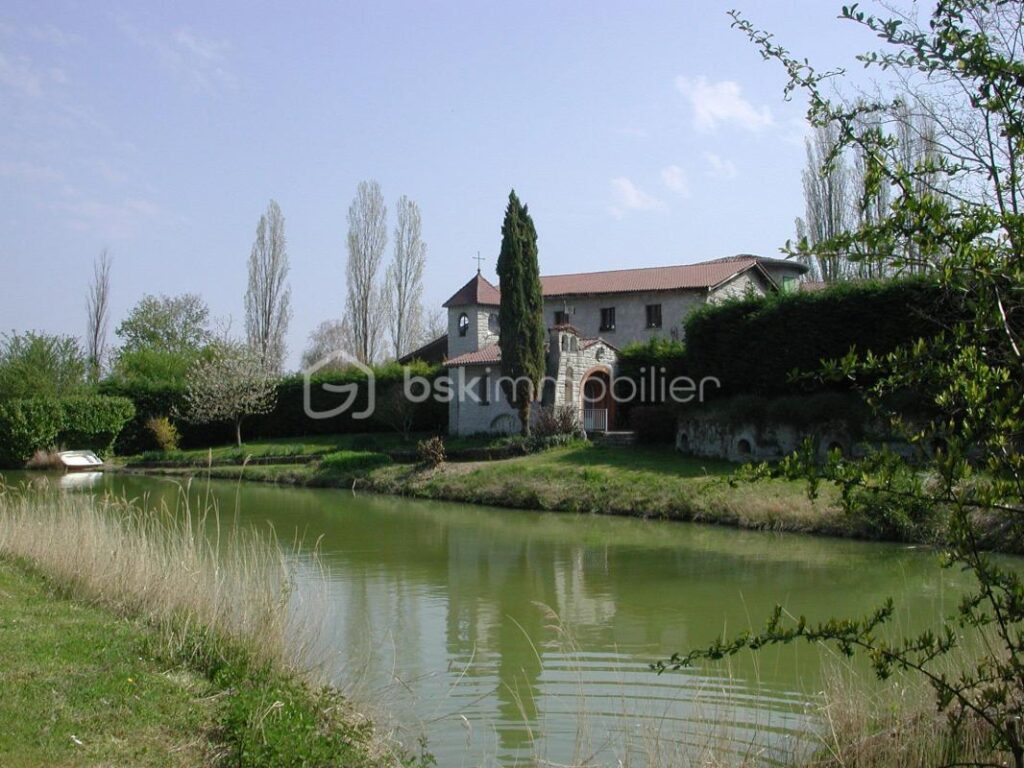 Authentique Corps de Ferme du 18ème Siècle et Terrain de 2,3 Hectares – 13 pièces – 6 chambres – 600 m²