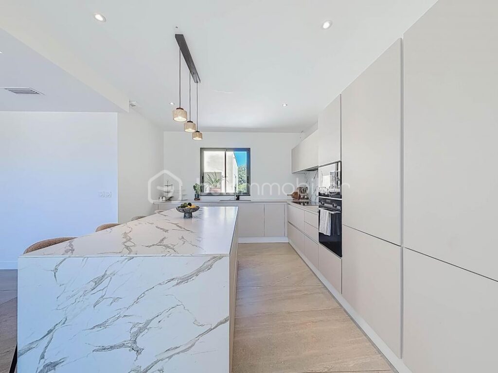 *** VILLA CONTEMPORAINE DE 240 M² SUR 1000 M² AVEC BUREAUX DE 106 M² ET HANGAR DE 200 M² – MONTARNAUD *** – 8 pièces – 4 chambres – 346 m²