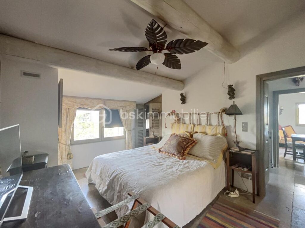 Ménerbes – Exceptionnelle Propriété avec Vues à 360° – Maison Principale, Pigeonnier & Jardin Piscine – 8 pièces – 3 chambres – 176 m²