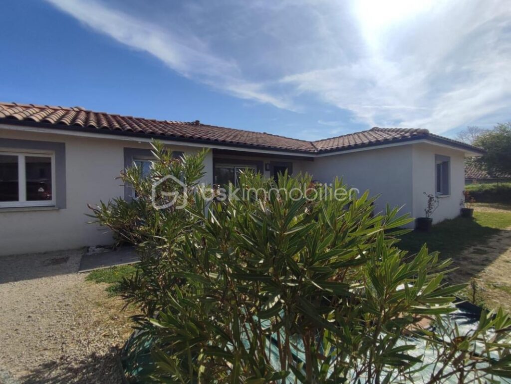 Maison contemporaine paisible à Tauriac – Un havre de tranquillité champêtre – 6 pièces – 5 chambres – 130 m²