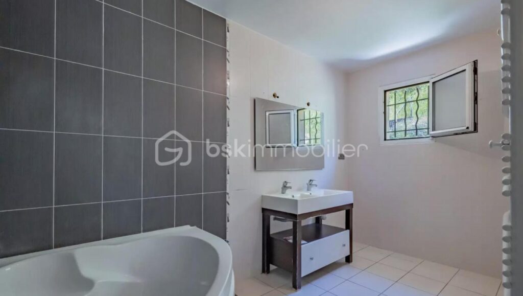 Maison mitoyenne avec vue imprenable sur la forêt – 5 pièces – 4 chambres – 112 m²