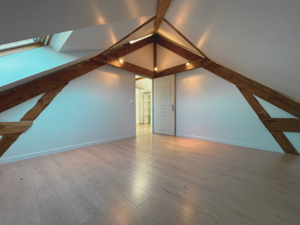 Appartement duplex sur le hauteurs d’Aix les Bains avec belle vue dégagée – 5 pièces – 3 chambres – 93 m²