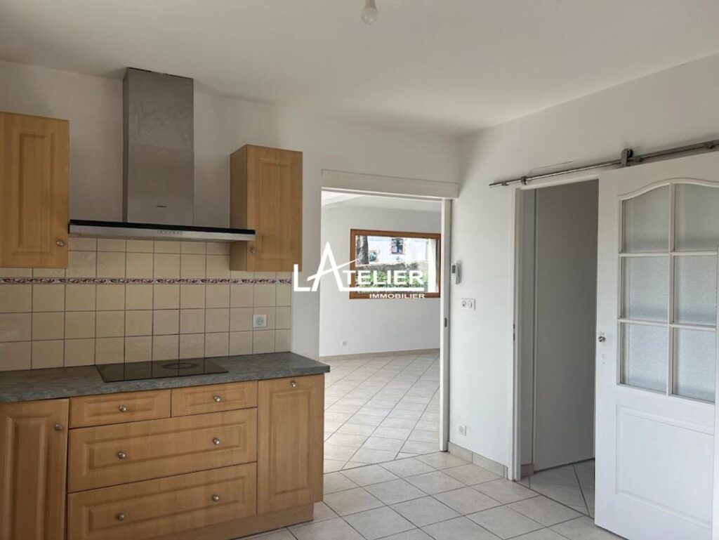 Maison de bourg avec garage indépendant et vie de plain-pied – 5 pièces – 4 chambres – 131 m²