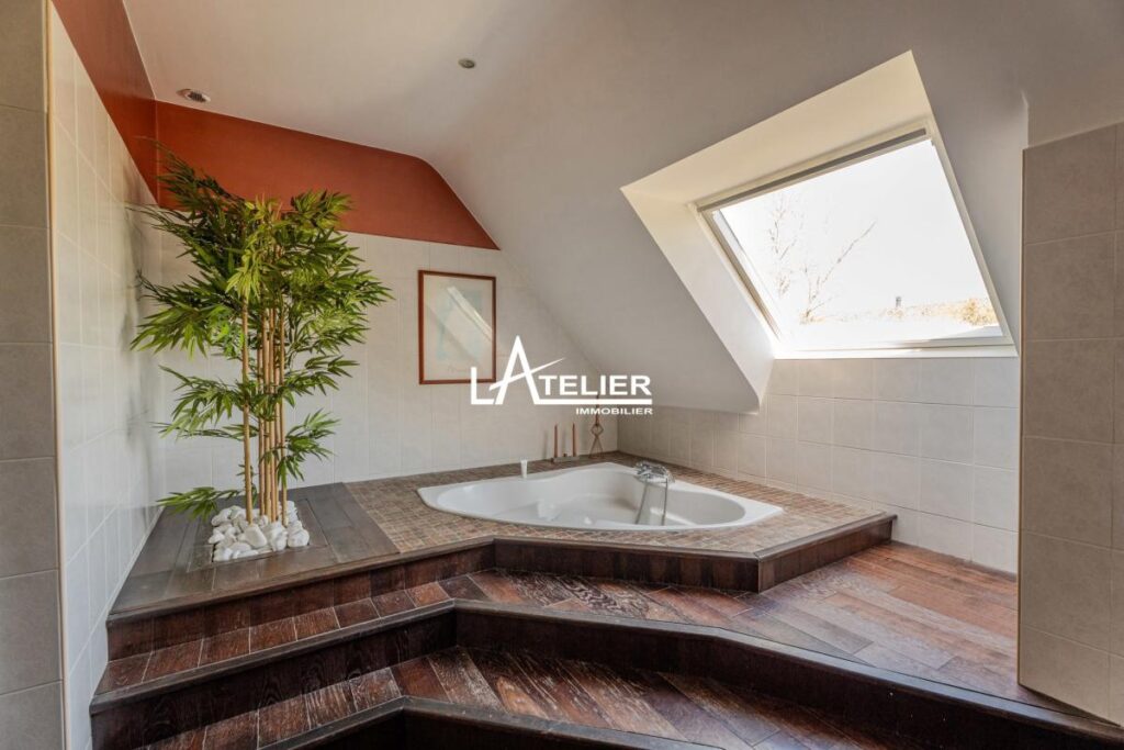 Villa de standing avec jardin luxuriant, intimité préservée – 9 pièces – 7 chambres – 283 m²