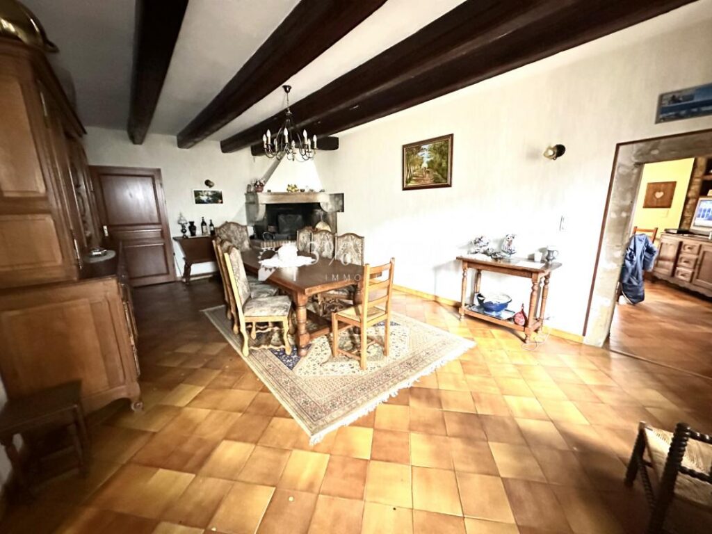 MAISON DE VILLAGE 300 M2 – TERRAIN 8.5 HECTARES – BOX POUR C – 12 pièces – 5 chambres – 300 m²