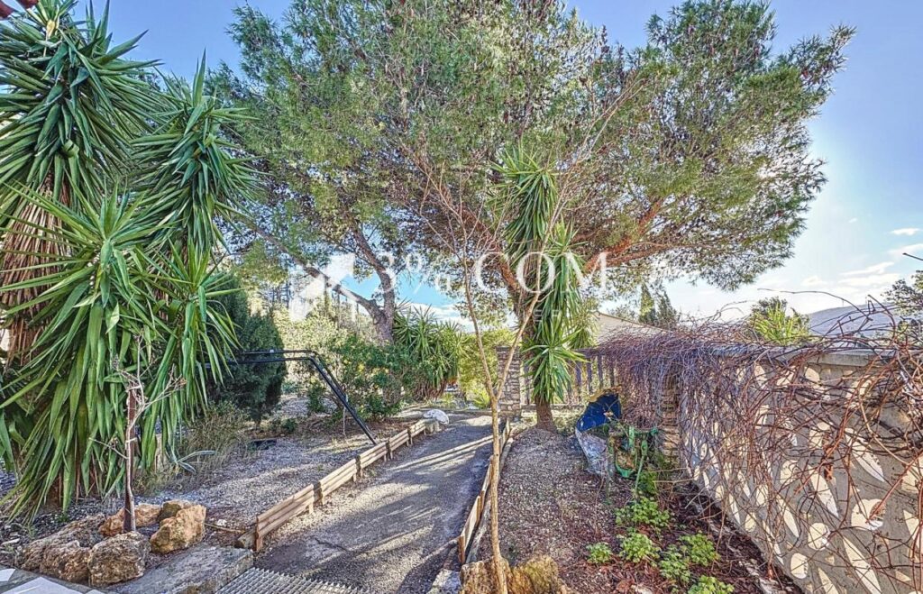 Charmante Maison de 178 m2 +Local professionnel de 150 m2 d – 8 pièces – 4 chambres – 178 m²