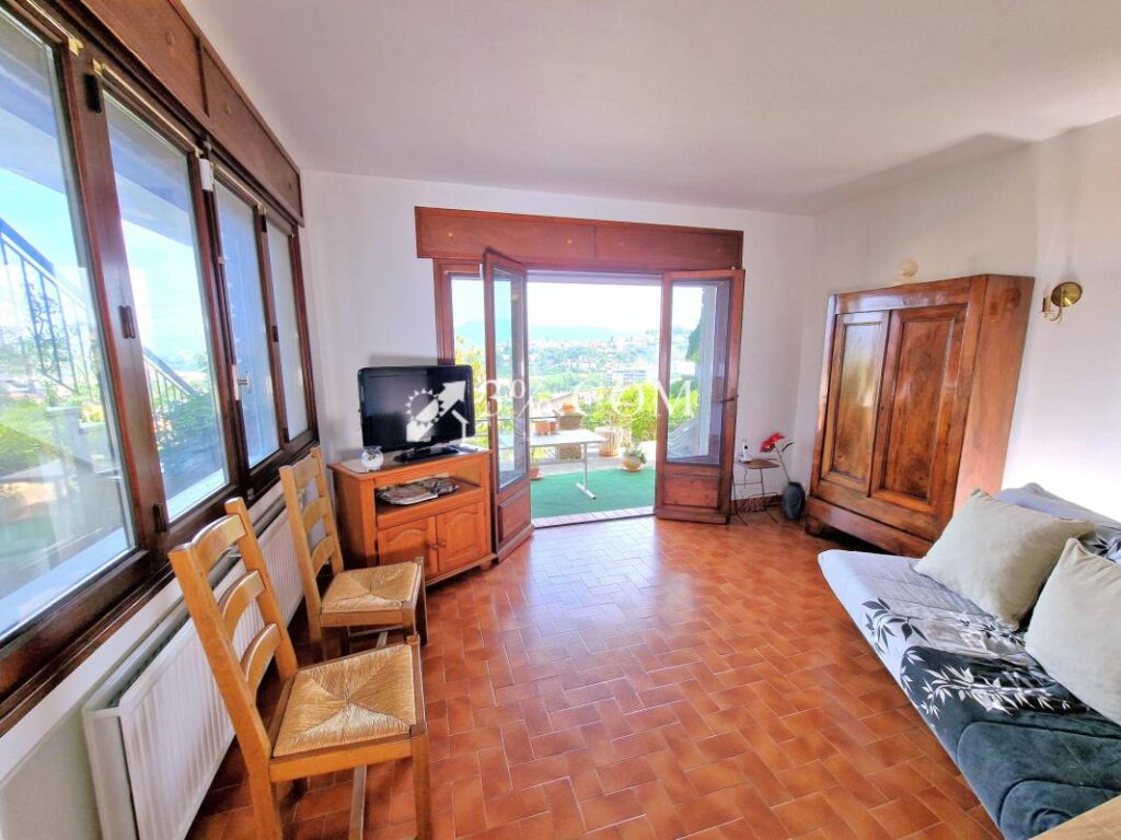 Grande villa proche centre-ville avec vue sur l’Estérel – 8 pièces – 5 chambres – 152 m²