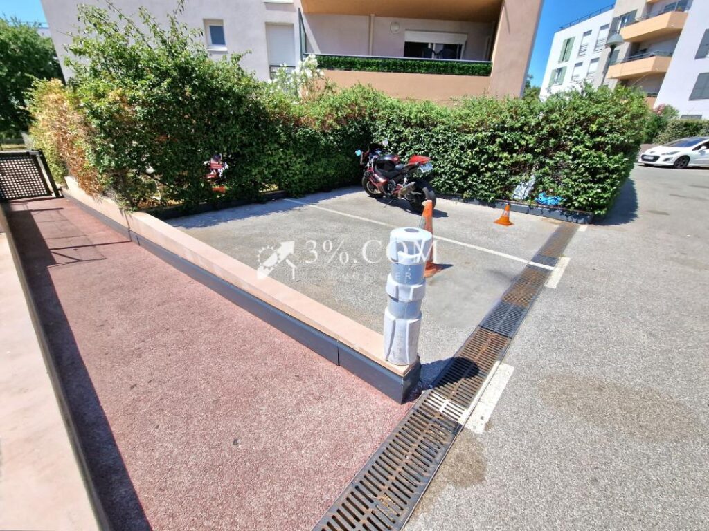 Appartement récent avec piscine et deux parkings – 3 pièces – 2 chambres – 61 m²