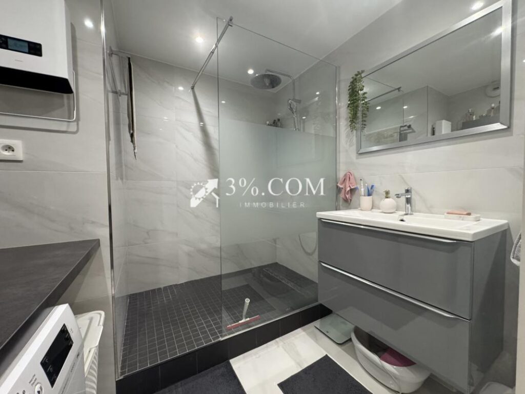 3%COM beau F3 avec terrasse et 2 places de parking- cave – 3 pièces – 2 chambres – 73 m²