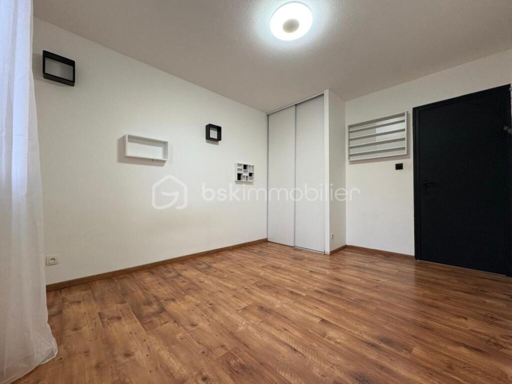 Appartement de type T4 transformé en T3 de 95 m2- Résidence sécurisée avec parc – 3 pièces – 2 chambres – 95 m²