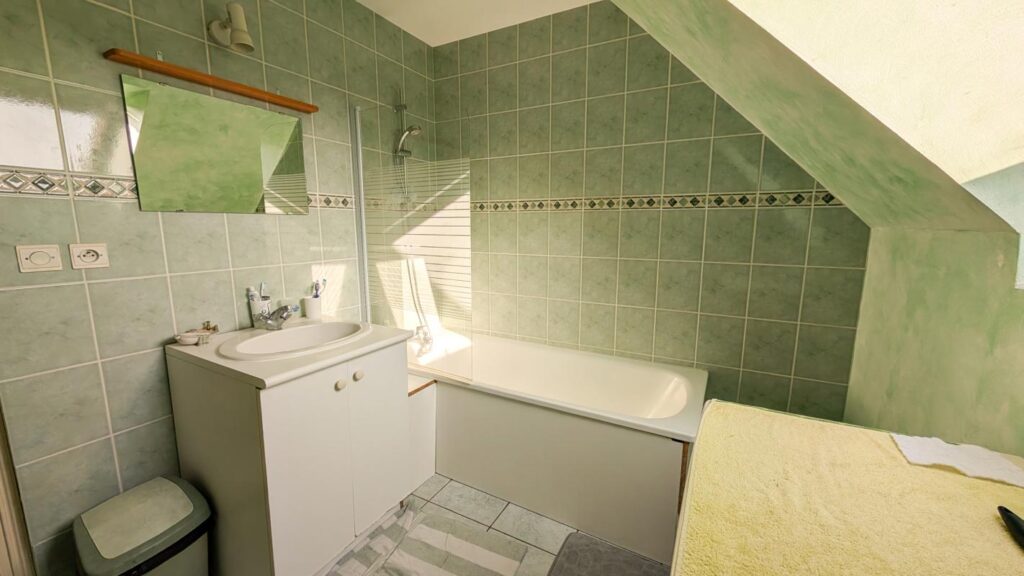 Pavillon individuel de 2000 – 3/4 Chambres – Terrain 1645 m² – 6 pièces – 4 chambres – 92 m²