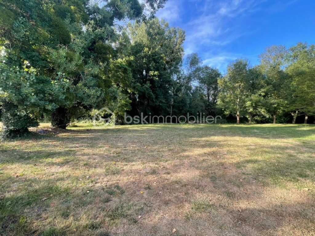 Maison en pierre de charme – 2 ch – Dépendances – 7 000 m² – 3 min de Cozes – 4 pièces – 2 chambres – 106 m²