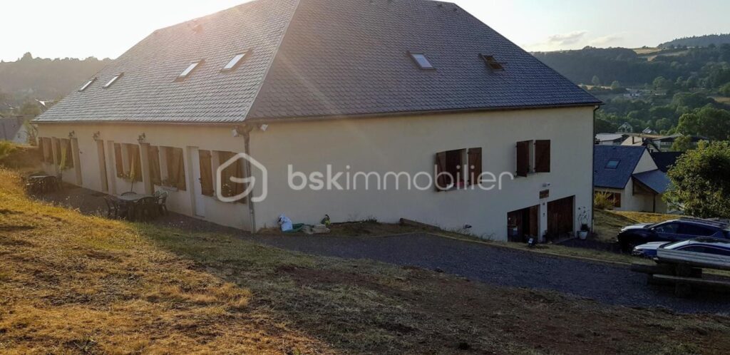 Grande maison rénovée avec activité touristique: gîte classé 3 étoiles et chambres d’hôtes – Fort potentiel à Besse-et-Saint-Anastaise – 12 pièces – 8 chambres – 435 m²