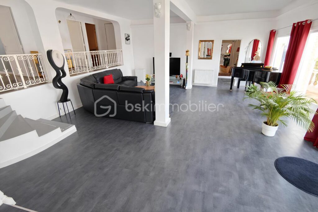 VILLA DE PLAIN-PIED VUE MER – 167 m² – TERRASSES – PISCINE – ROOF-TOP – À 50 MÈTRES DE LA MER – PROCHE PLAGES DES SABLETTES – 3 CHAMBRES + DÉPENDANCE – 599 000 € – 6 pièces – 4 chambres – 167 m²