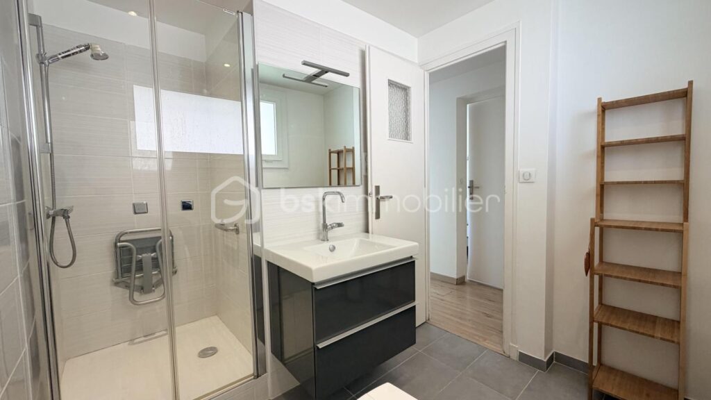 T3 traversant Annecy avec vue sur le Veyrier et le Semnoz – 3 pièces – 2 chambres – 61 m²