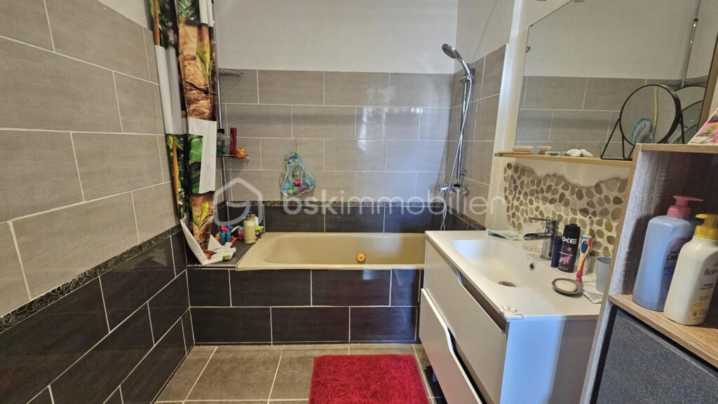 Maison 154 m² habitable + studio en sous sol ( à rénover entièrement ) – 6 pièces – 4 chambres – 154 m²