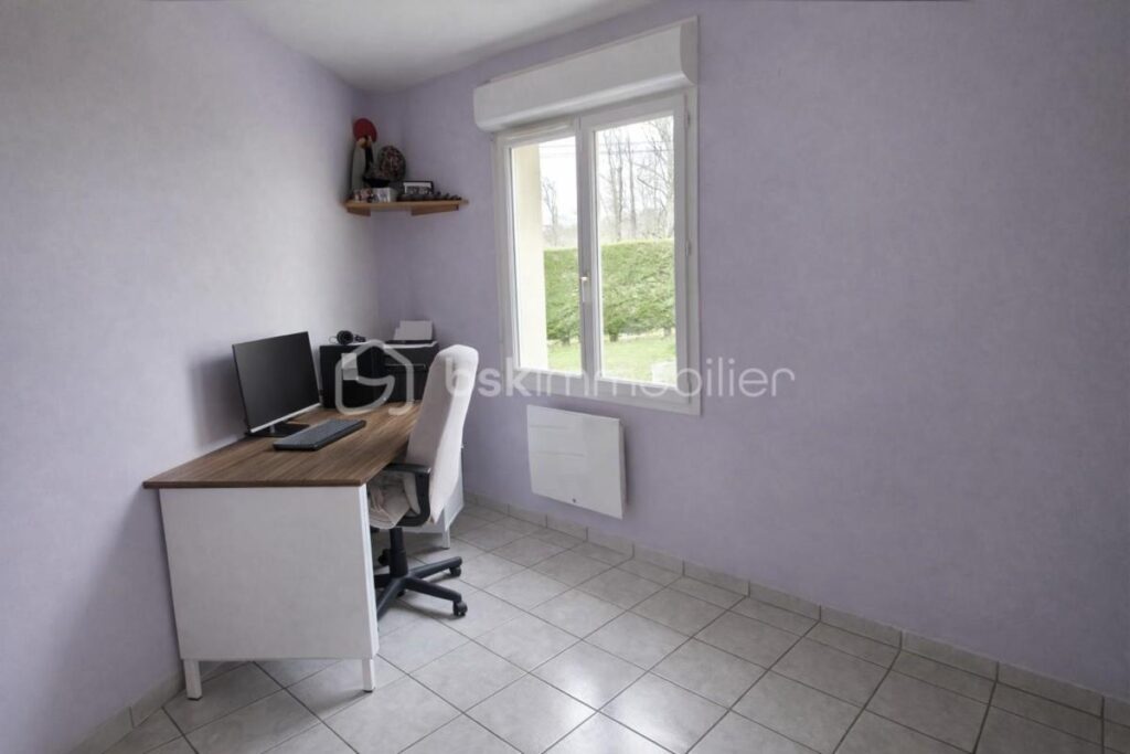 Havre de paix avec vue dégagée sur la campagne – Piscine – Terrain arboré – À 3 min des commerces et 5 min de la gare – 6 pièces – 4 chambres – 152 m²