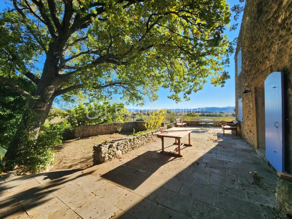 Bâtisse en pierres du 16ème siècle avec vue imprenable sur la Sainte-Victoire, proche de Lourmarin – 13 pièces – 6 chambres – 400 m²