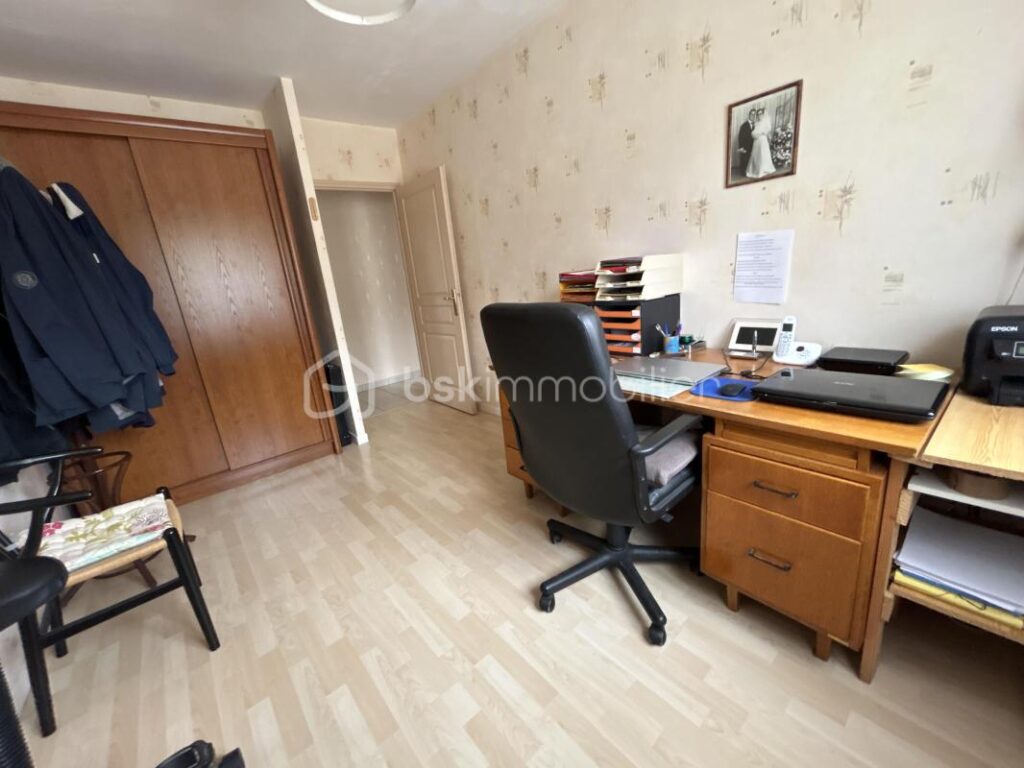 BELLE MAISON SUR SOUS SOL SEMI ENTERRE – BONNES PRESTATIONS – 4/5 CHAMBRES- – 6 pièces – 4 chambres – 134 m²